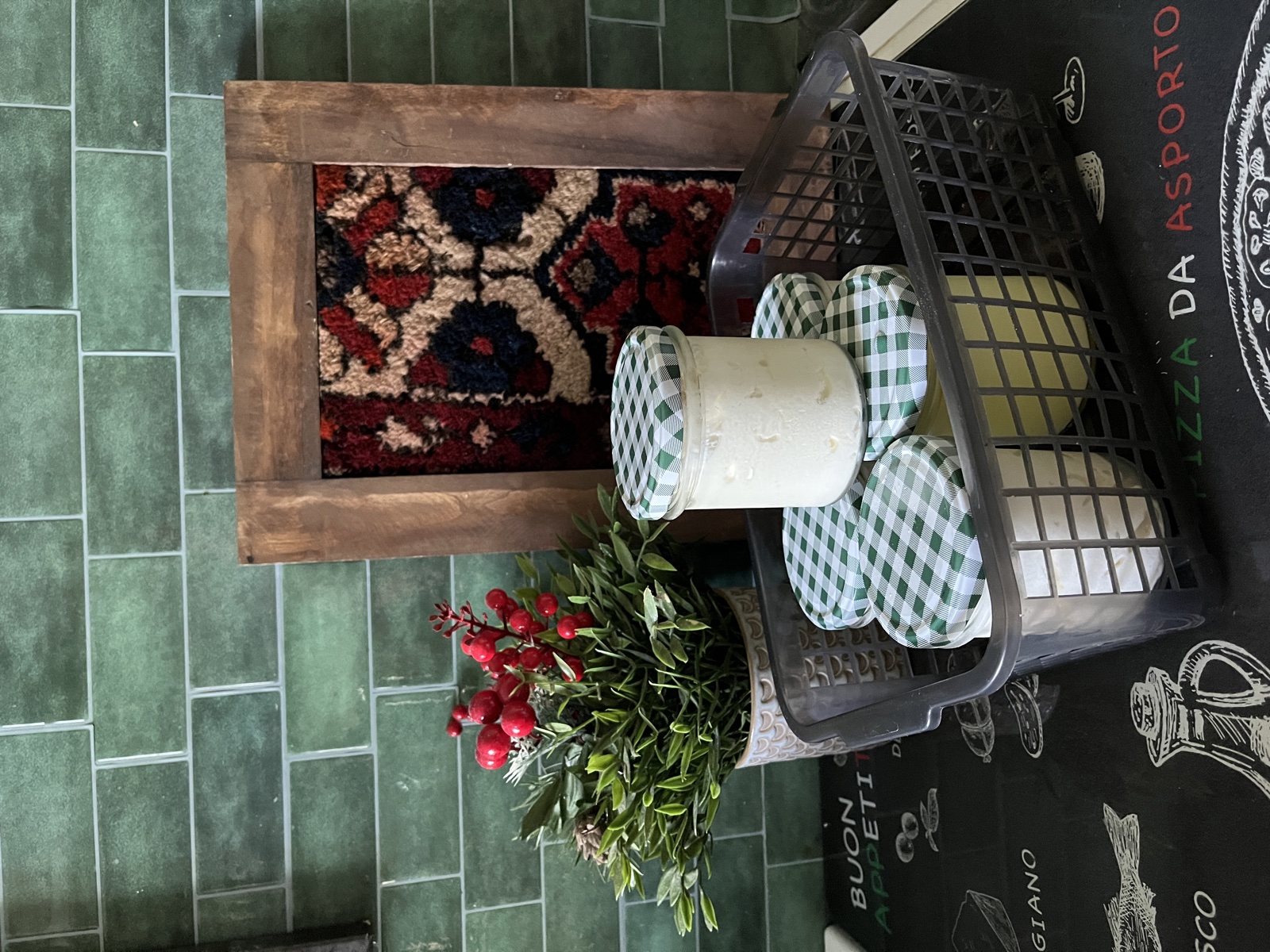 Mâst-e Chekideh im Bügelglas — ماستِ چکیده در شیشهٔ بُگل